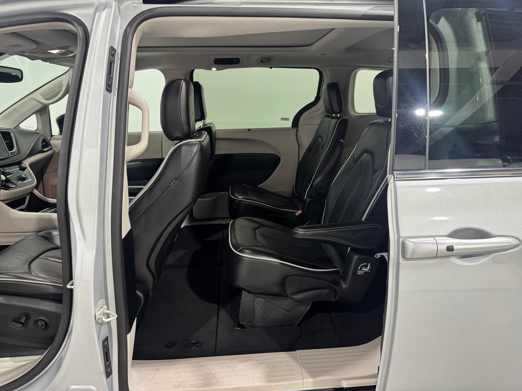 Used 2024 Chrysler Pacifica Limited FWD image 21