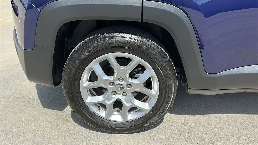 Used 2018 Jeep Renegade Latitude w/ Popular Equipment Group image 16