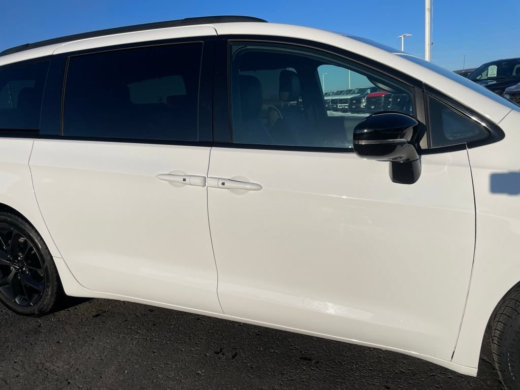 Used 2025 Chrysler Pacifica Limited FWD image 28