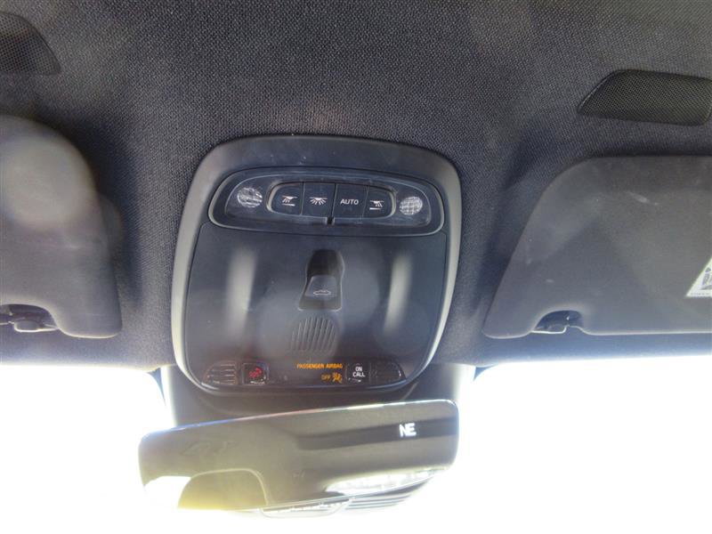 Used 2019 Volvo XC40 T4 R-Design image 21