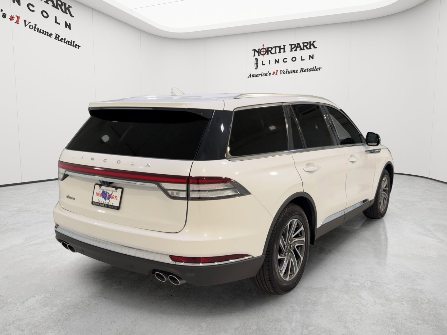 Used 2024 Lincoln Aviator 2WD image 9