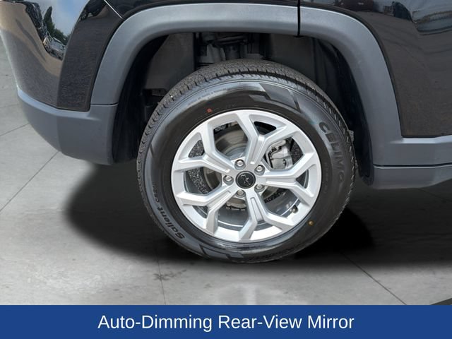 Used 2025 Jeep Compass Latitude w/ Sun & Sound Group AWD/4WD image 32