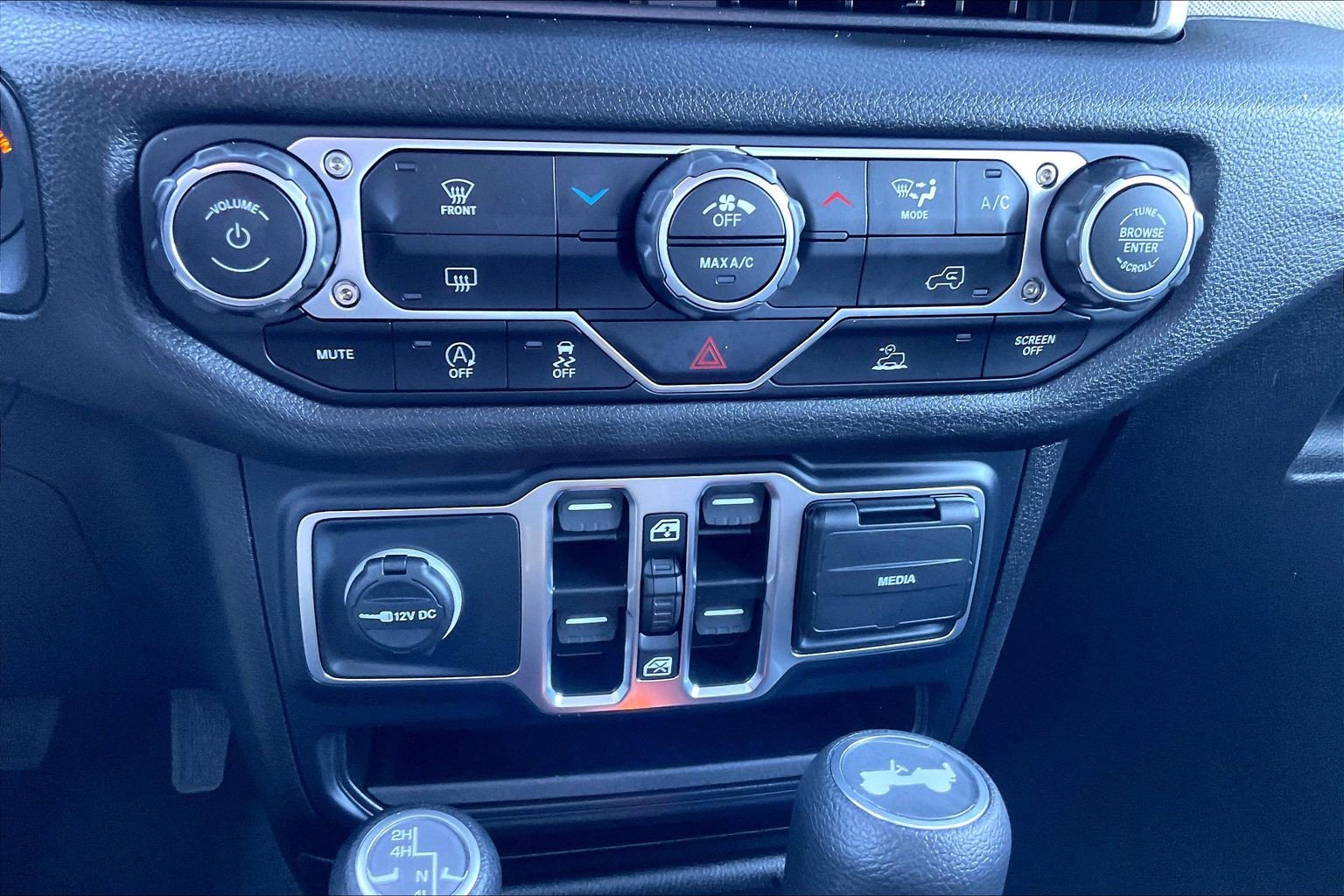 Used 2025 Jeep Wrangler Sport S image 29