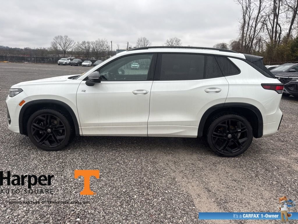 Used 2025 Volkswagen Tiguan SE R-Line image 2