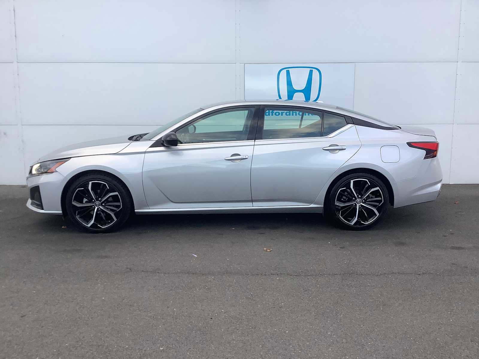 Used 2023 Nissan Altima 2.5 SR image 2