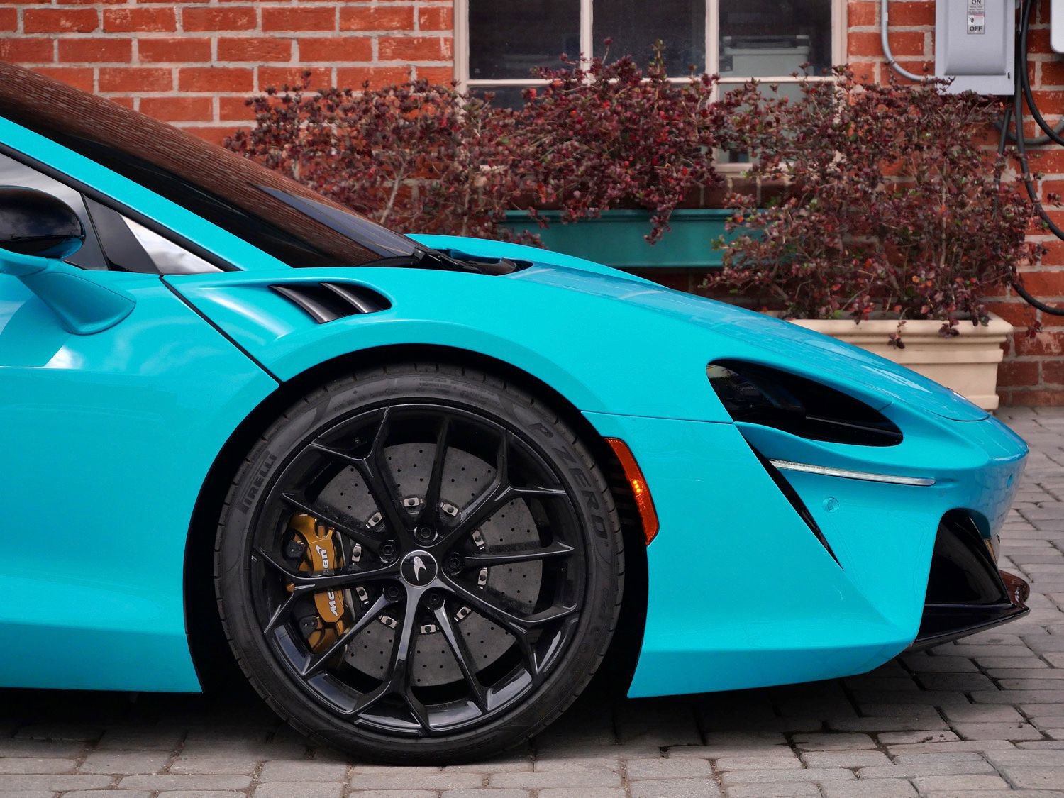 Used 2023 McLaren Artura RWD image 7