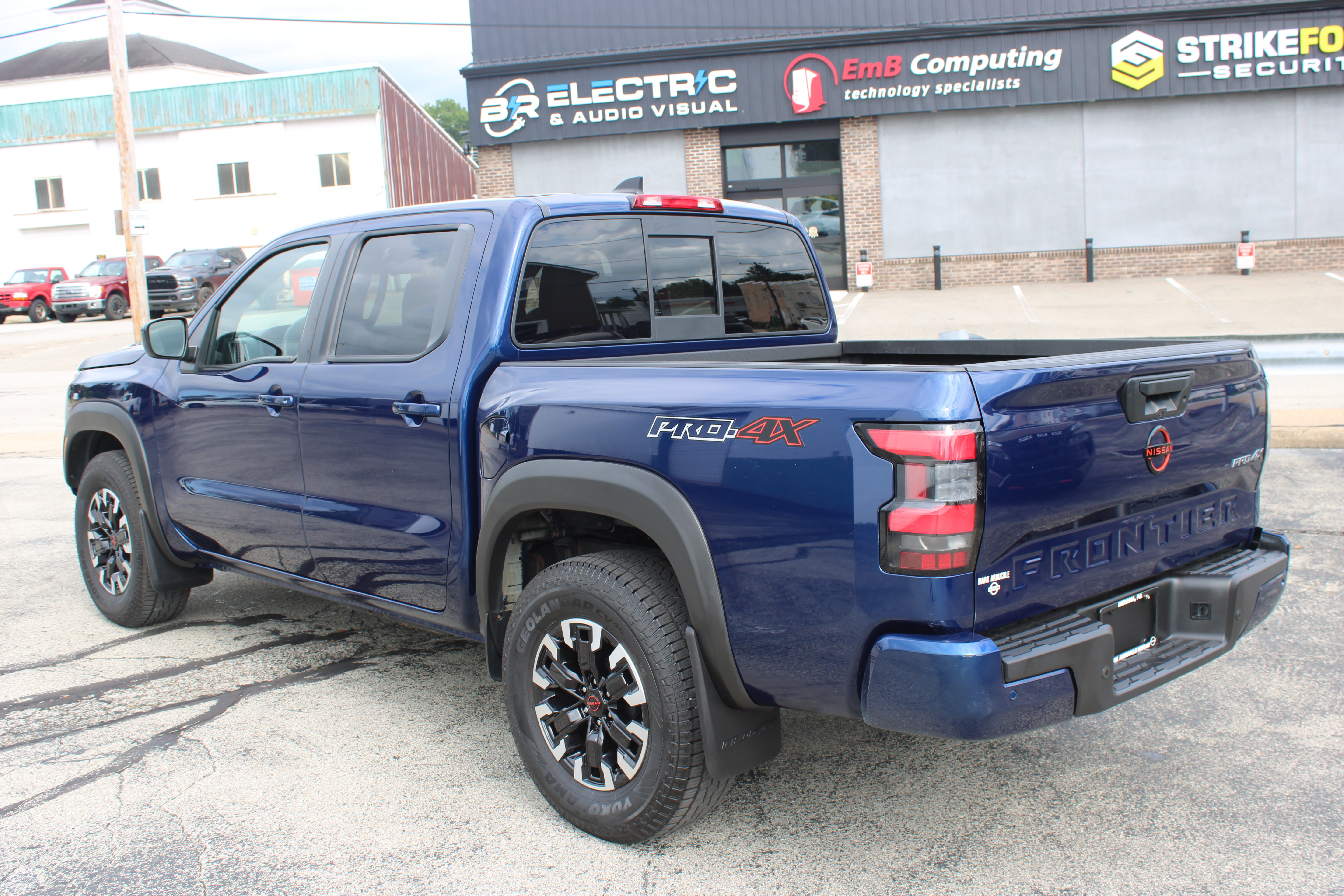 Certified 2022 Nissan Frontier PRO-4X w/ Technology Package AWD/4WD image 3