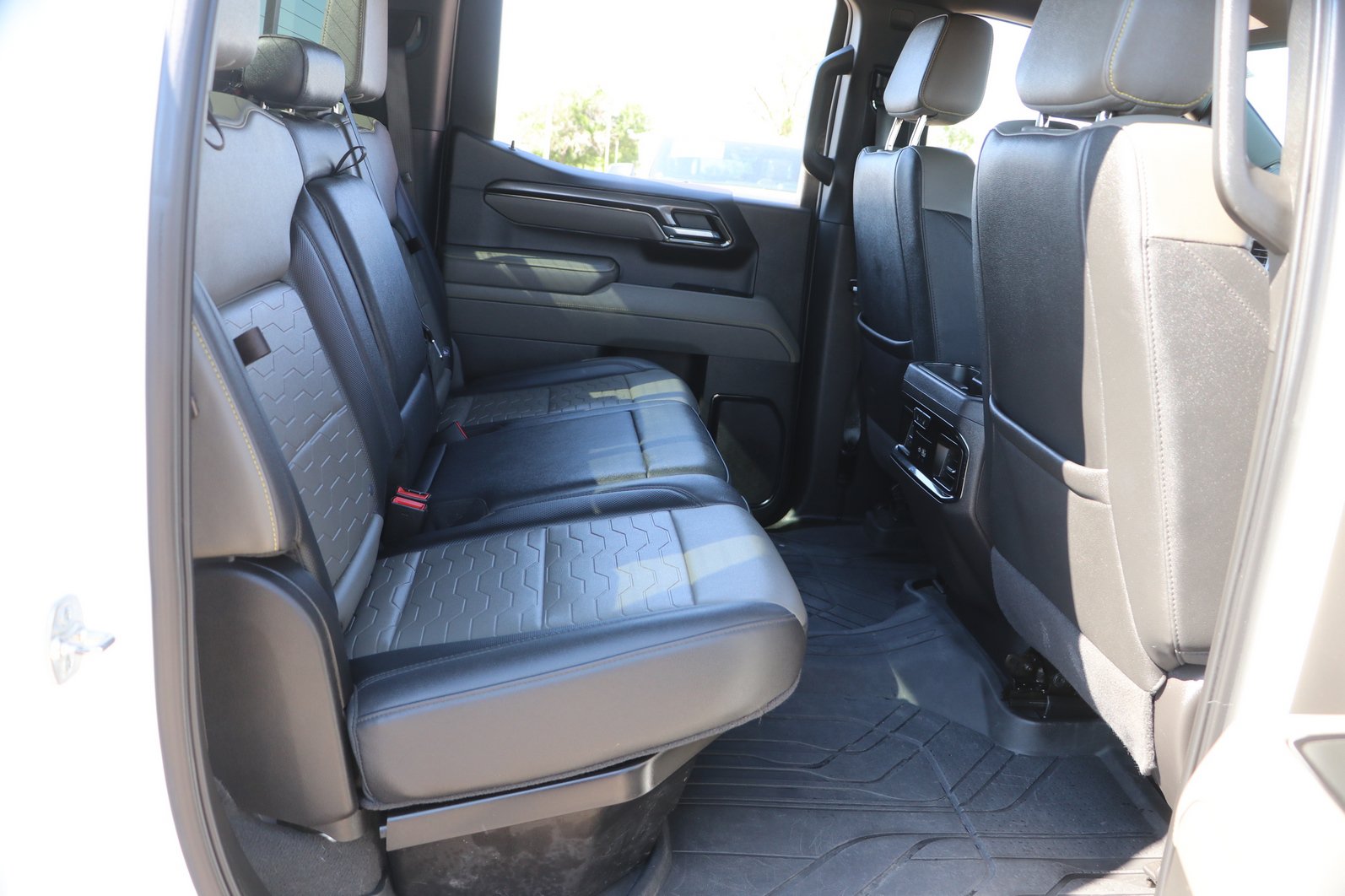Used 2025 Chevrolet Silverado 1500 ZR2 w/ Technology Package AWD/4WD image 32