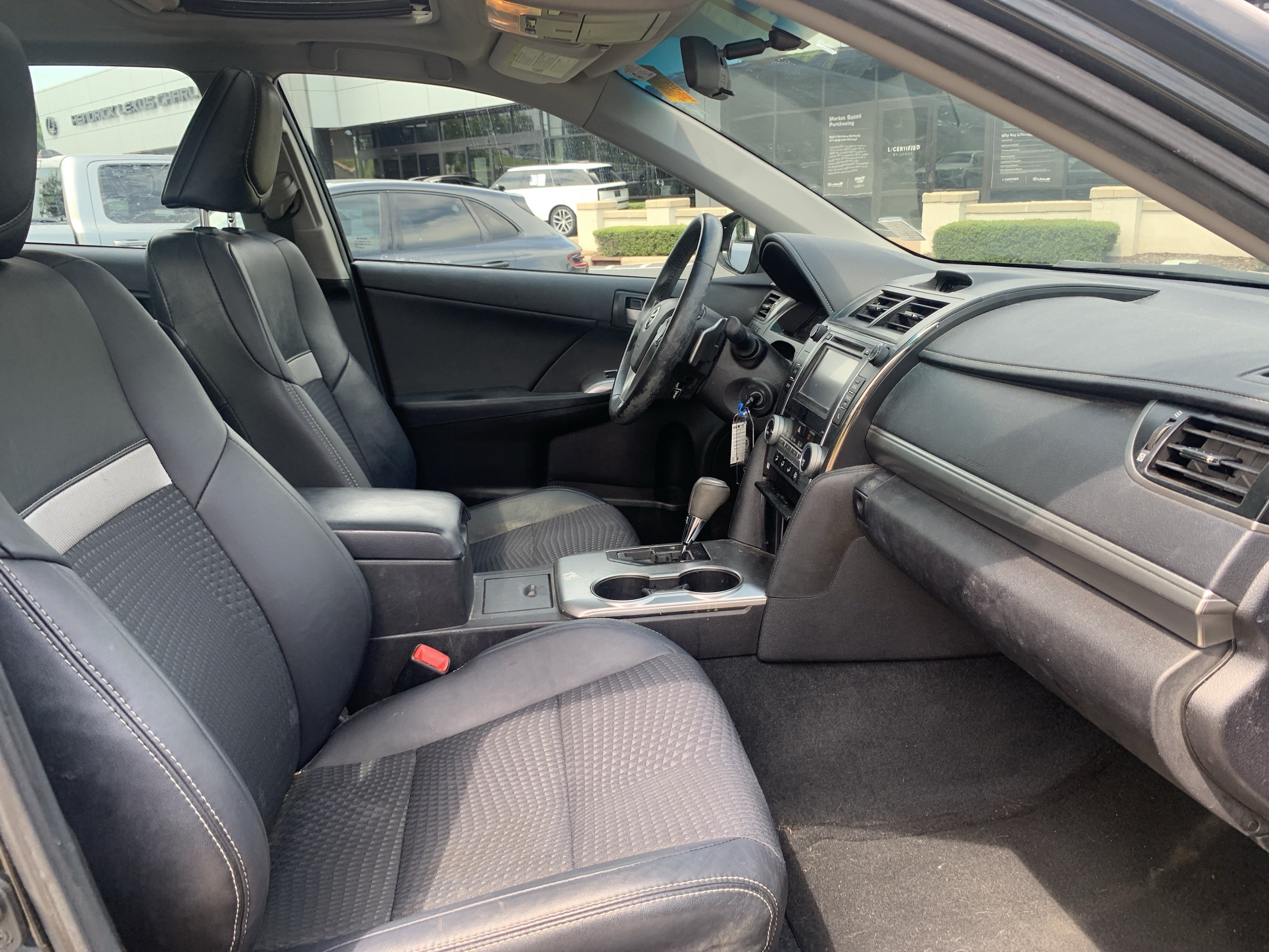 Used 2014 Toyota Camry SE w/ Moonroof Package FWD image 30