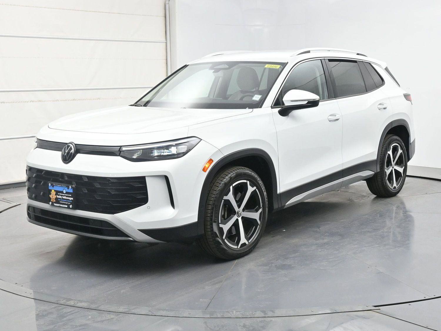 Used 2025 Volkswagen Tiguan SE AWD/4WD image 1