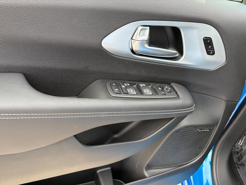 New 2026 Chrysler Pacifica Limited w/ Uconnect Theater Family Group image 21