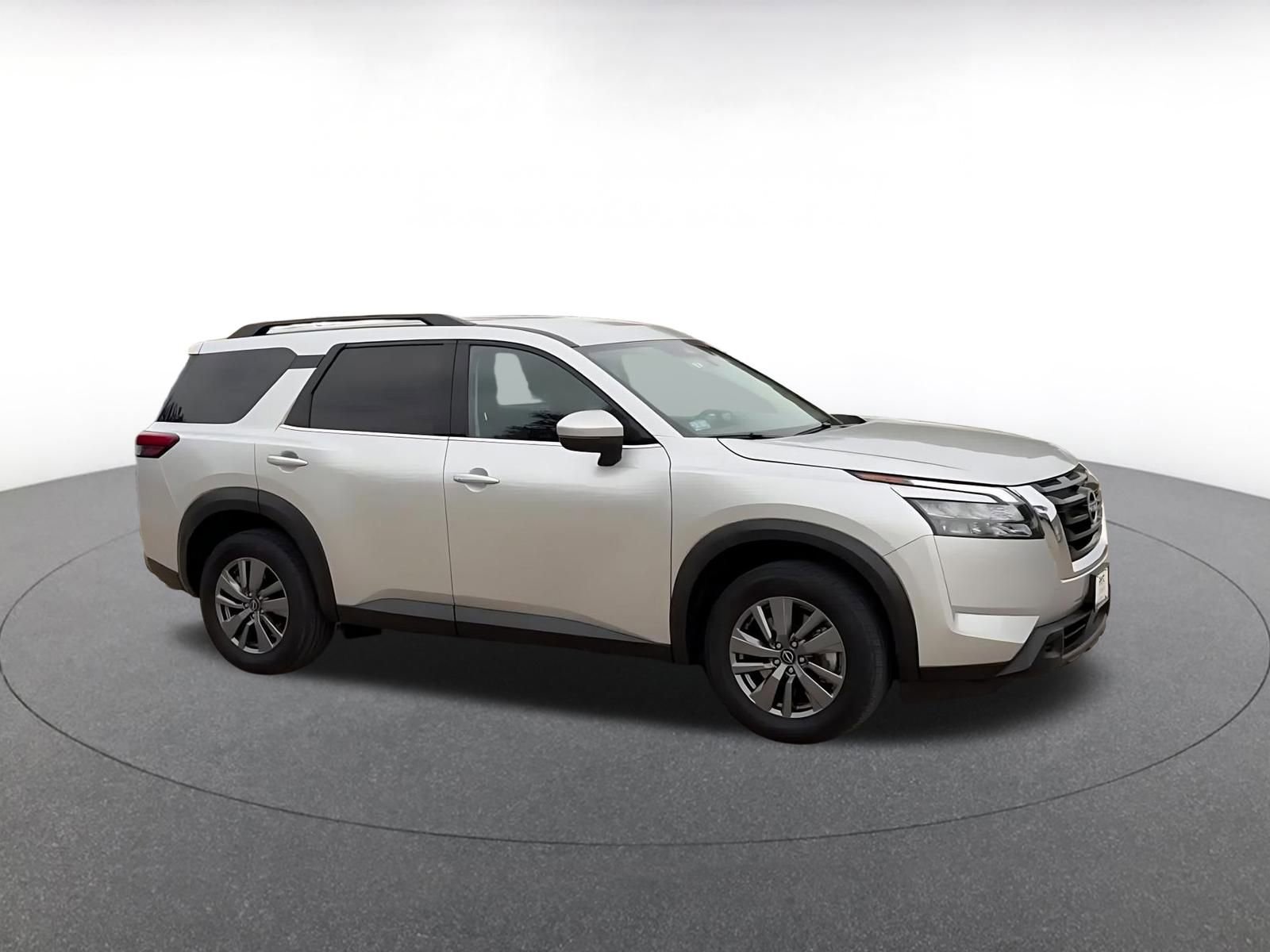 Used 2025 Nissan Pathfinder SV image 2