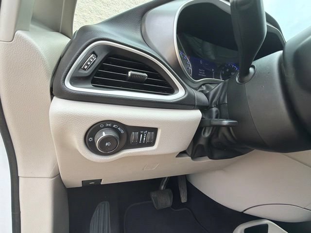 Used 2022 Chrysler Pacifica Touring-L FWD image 27