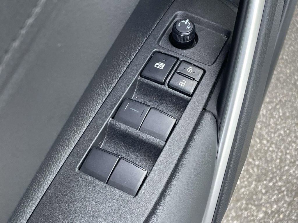 Used 2024 Toyota Corolla Cross SE image 6