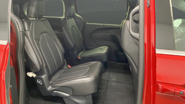Used 2025 Chrysler Pacifica Select AWD/4WD image 25