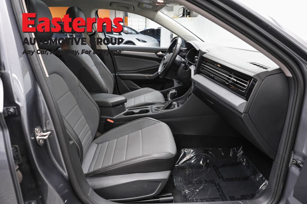 Used 2025 Volkswagen Jetta SE FWD image 23