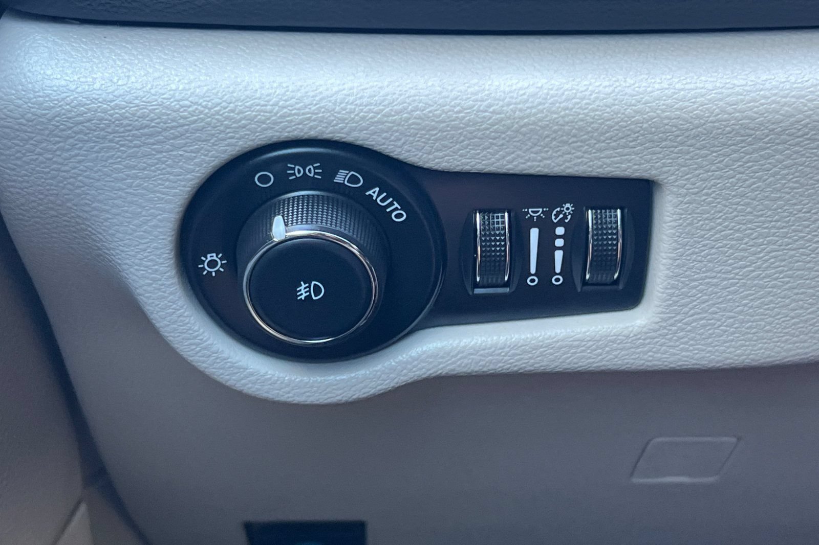 Used 2024 Chrysler Pacifica Touring-L FWD image 38