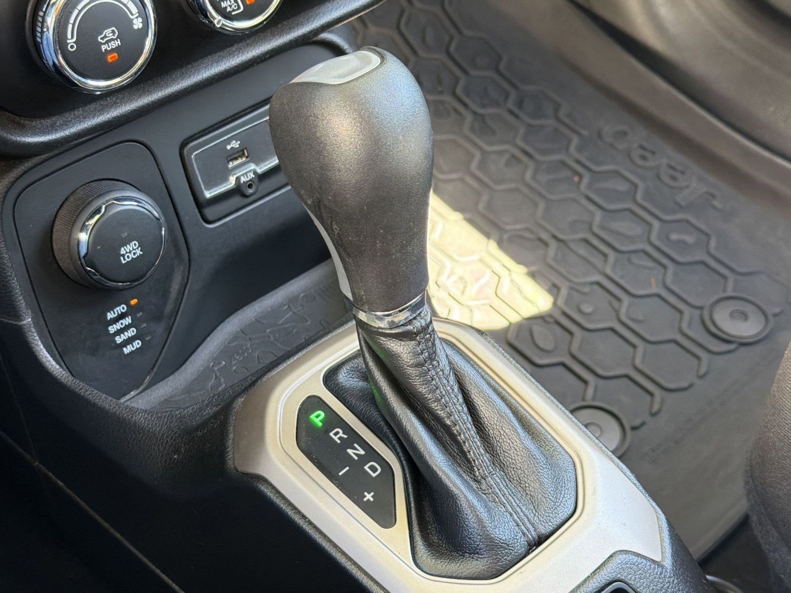 Used 2017 Jeep Renegade Latitude image 17