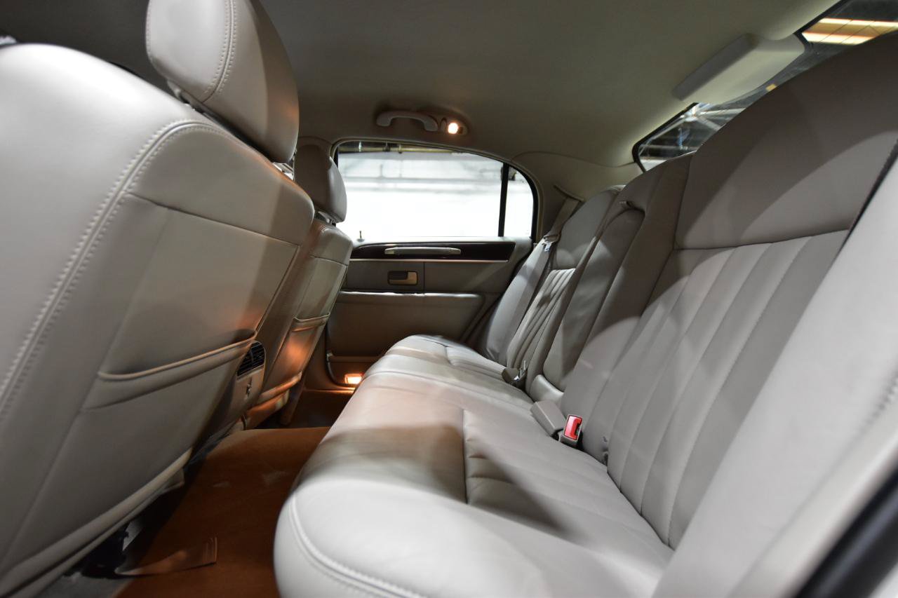 Used 2006 Lincoln Town Car Signature RWD image 26