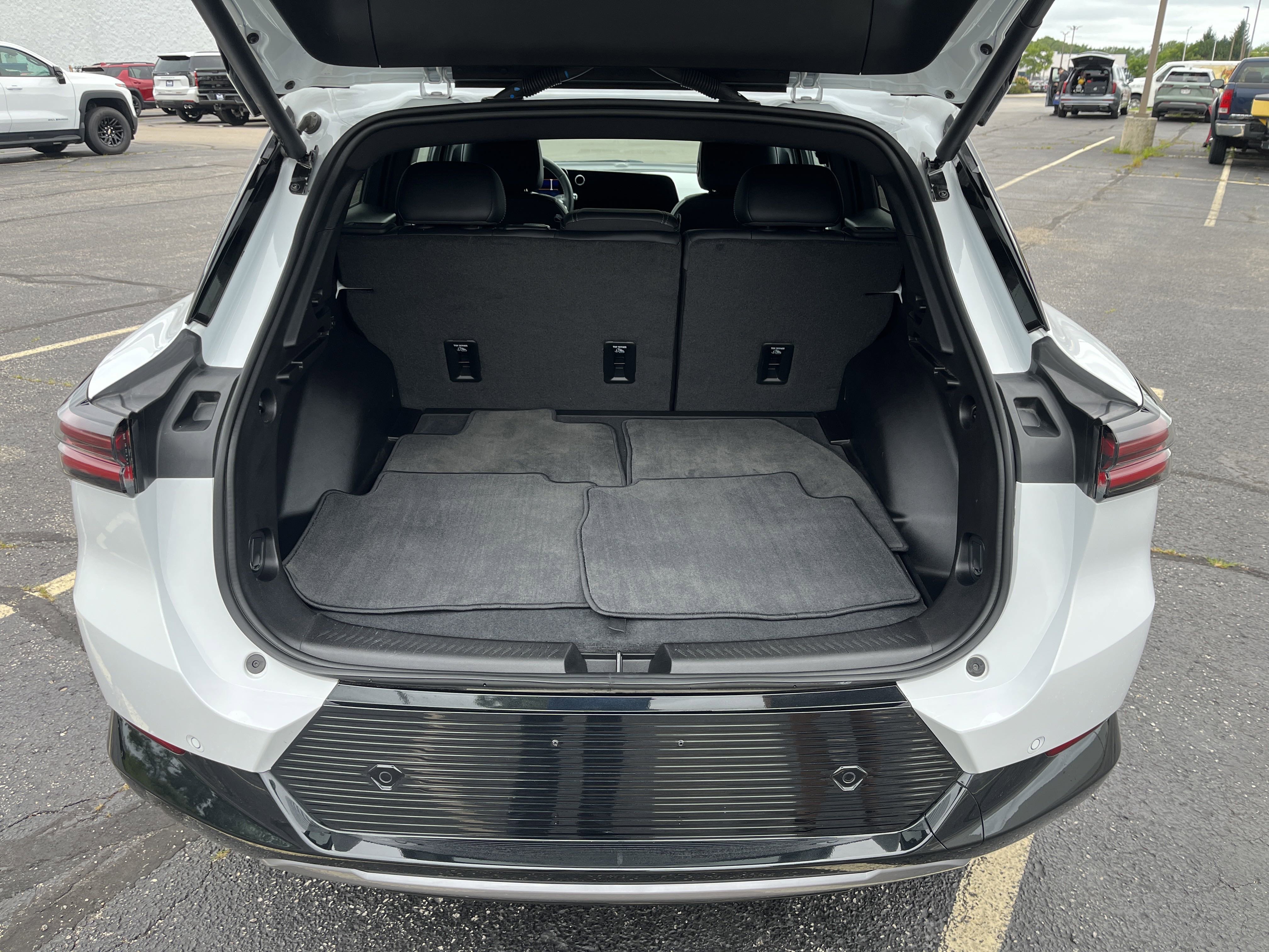 Used 2025 Chevrolet Equinox EV LT w/ Convenience Package image 16