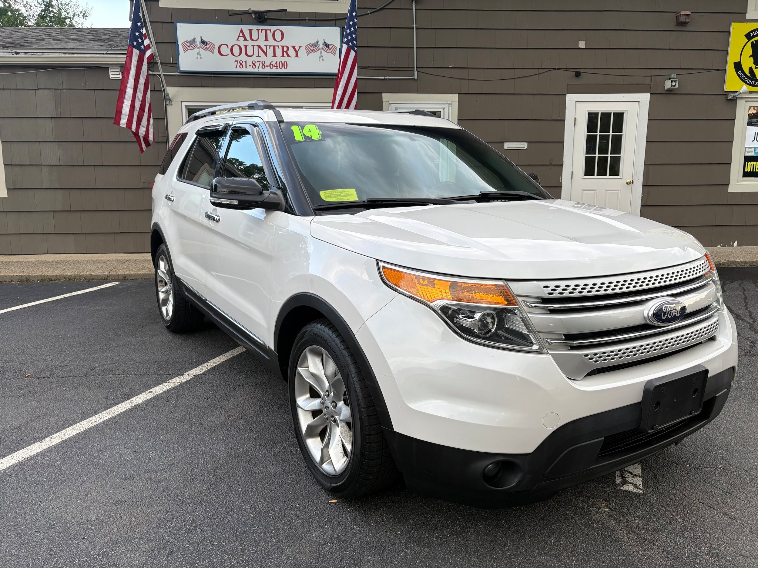 Used 2014 Ford Explorer XLT w/ Equipment Group 202A AWD/4WD image 3