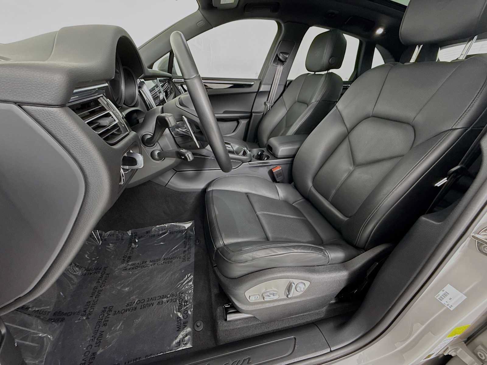 Certified 2025 Porsche Macan AWD/4WD image 5