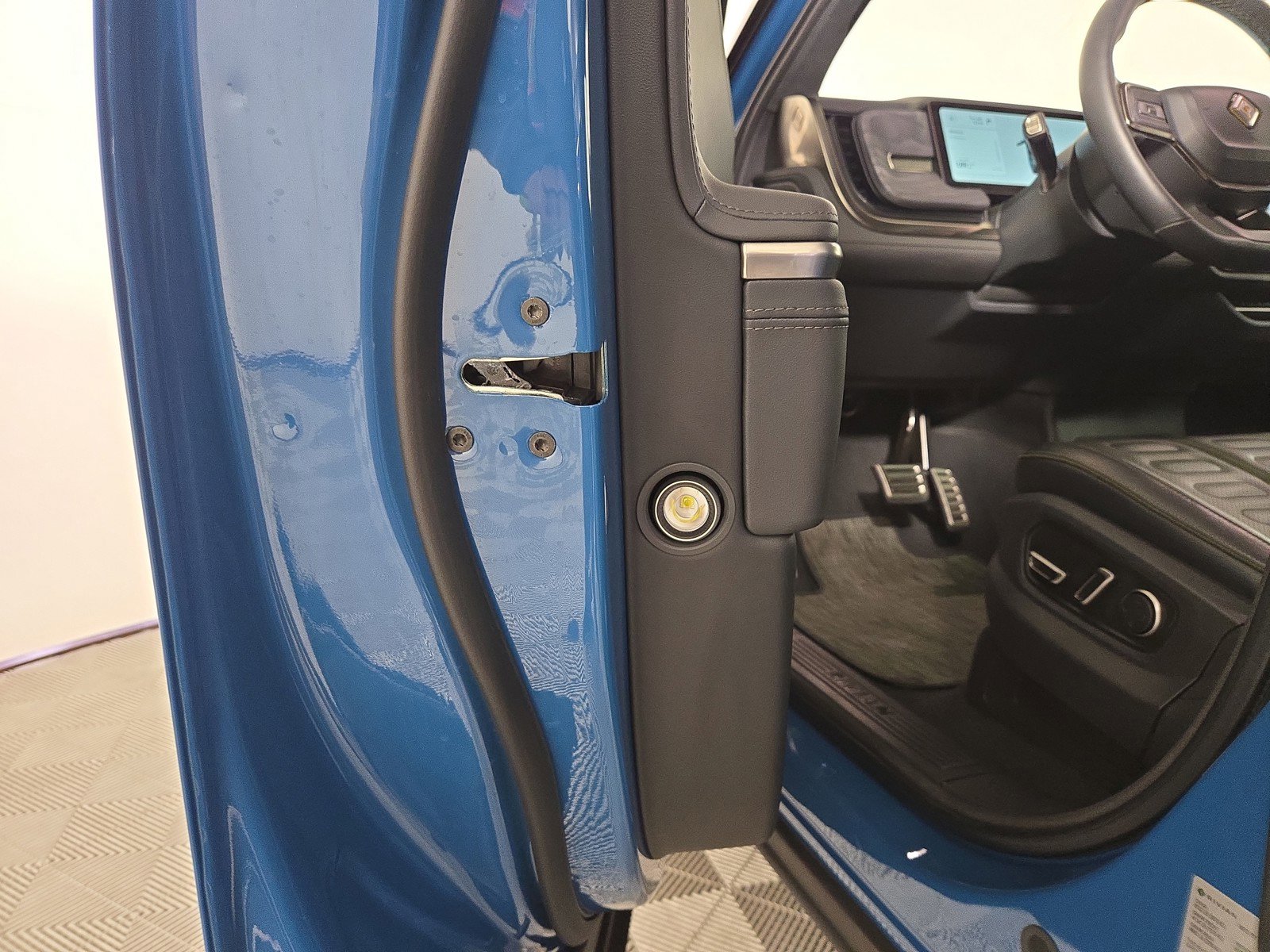 Used 2024 Rivian R1S Adventure image 34