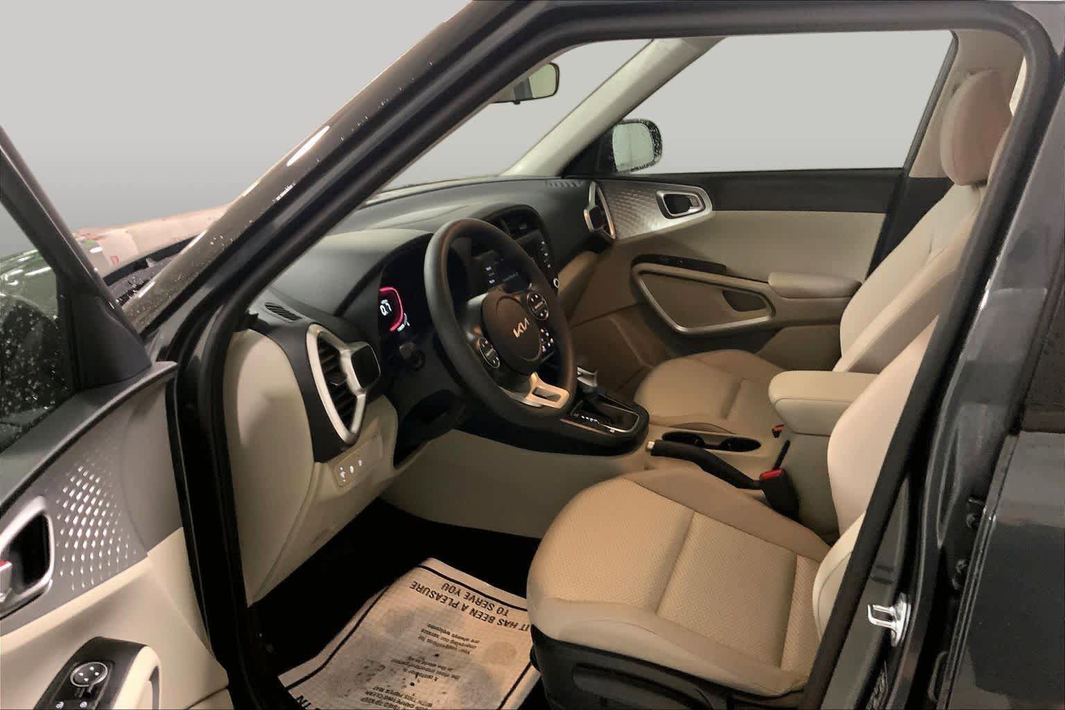 Used 2025 Kia Soul LX w/ LX Technology Package FWD image 7