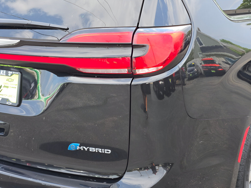 Used 2023 Chrysler Pacifica Touring-L FWD image 16