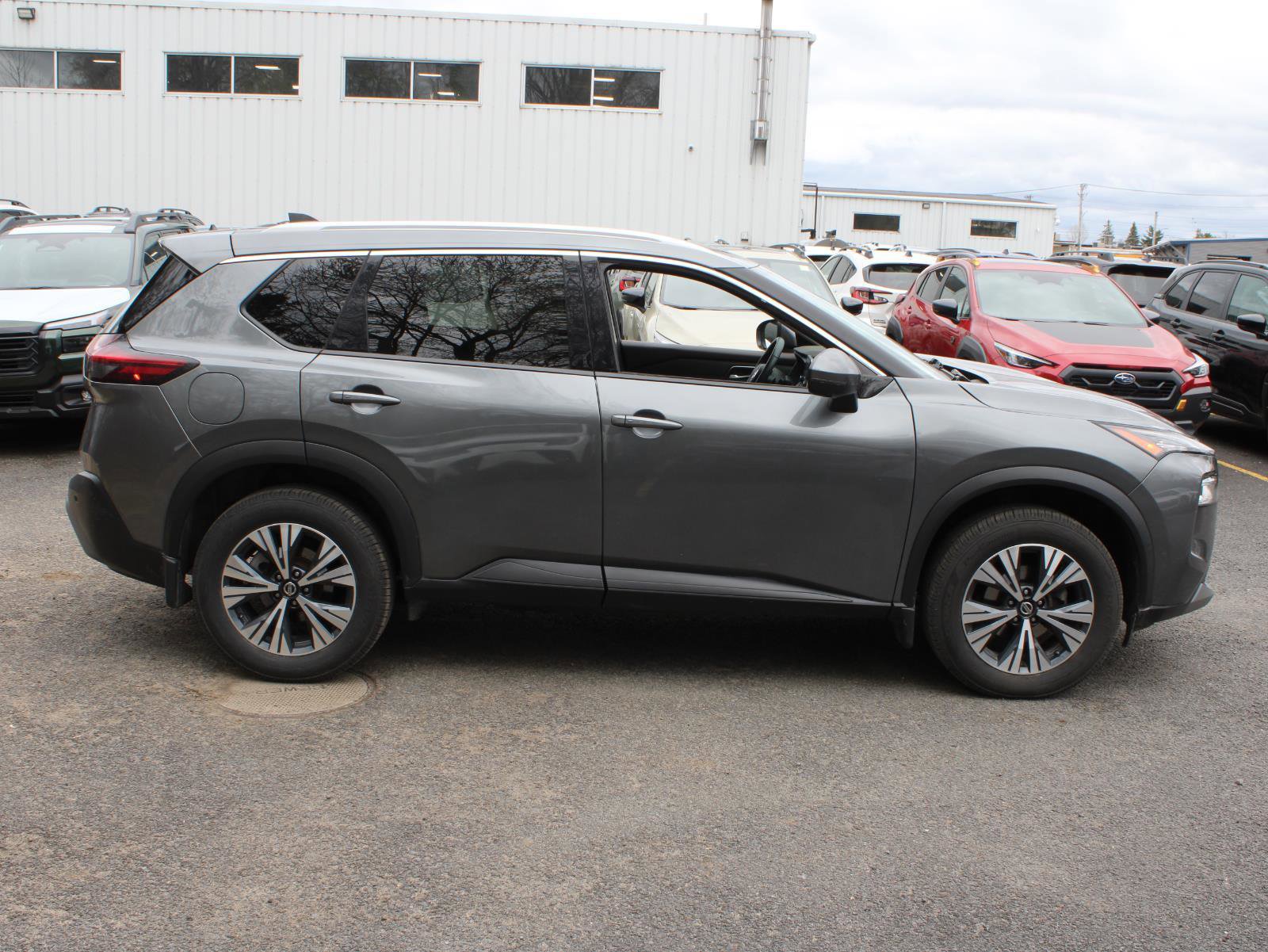 Used 2021 Nissan Rogue SV w/ Premium Package AWD/4WD image 4
