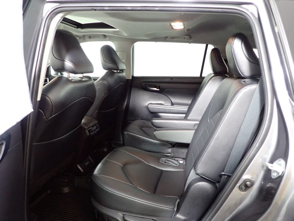 Used 2023 Toyota Highlander XLE AWD/4WD image 33