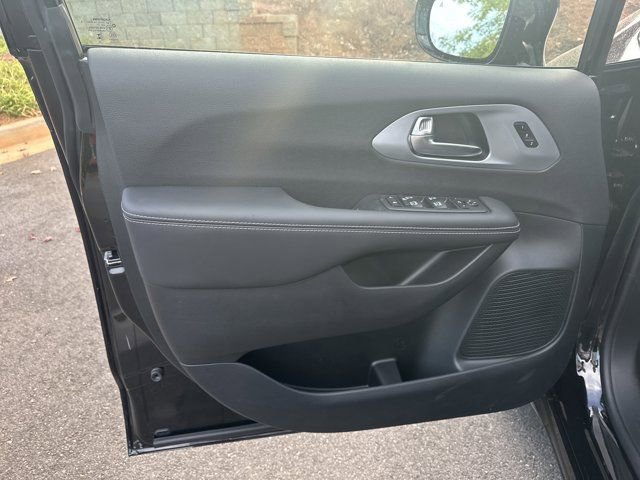 New 2026 Chrysler Pacifica Limited w/ S Appearance Package image 10