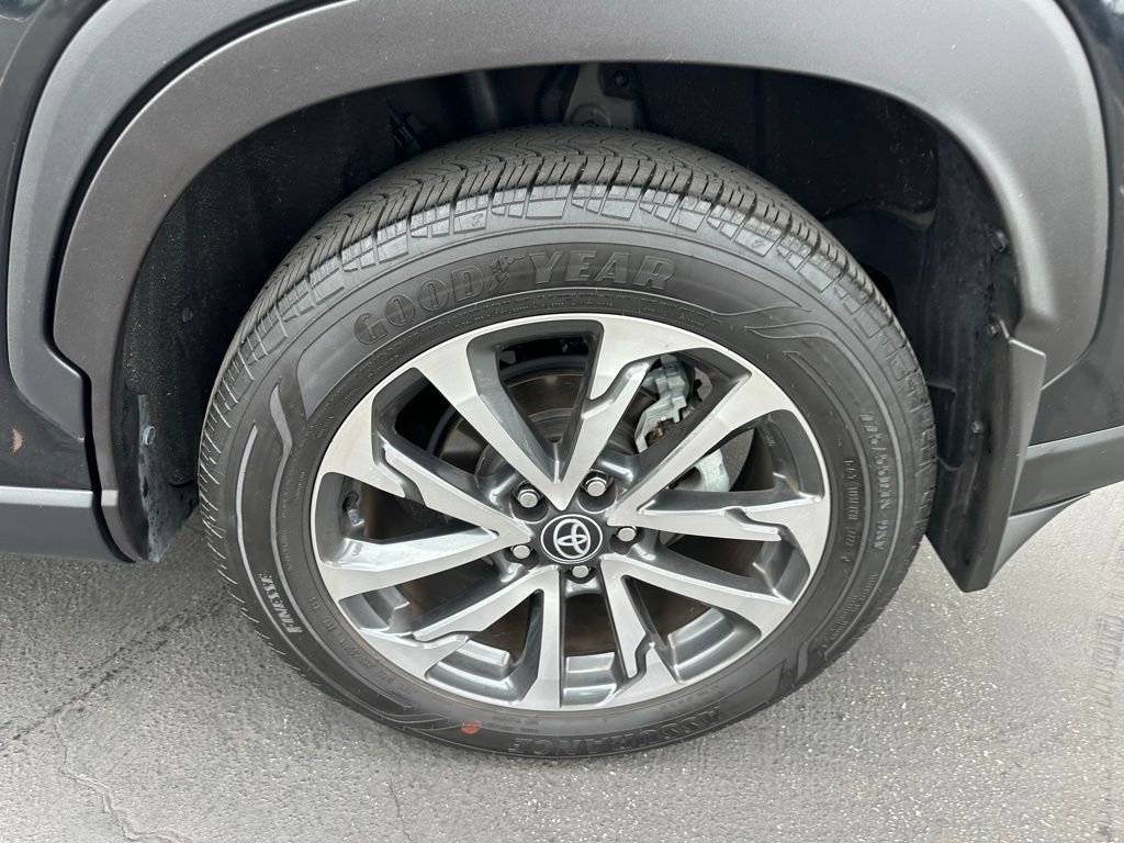 Used 2023 Toyota Corolla Cross XLE w/ Convenience Package image 4