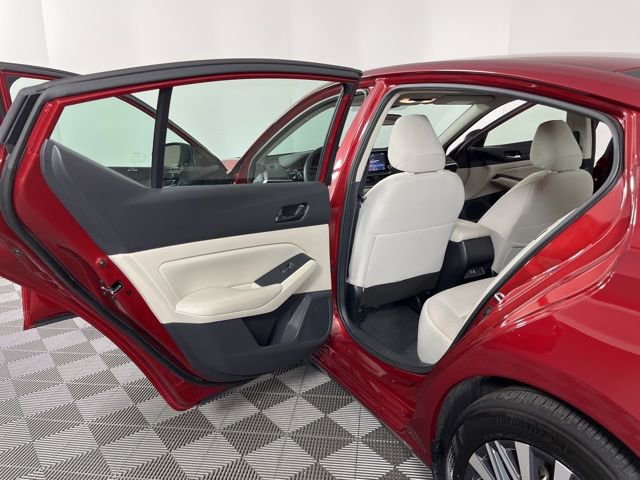 Used 2025 Nissan Altima 2.5 SV image 40