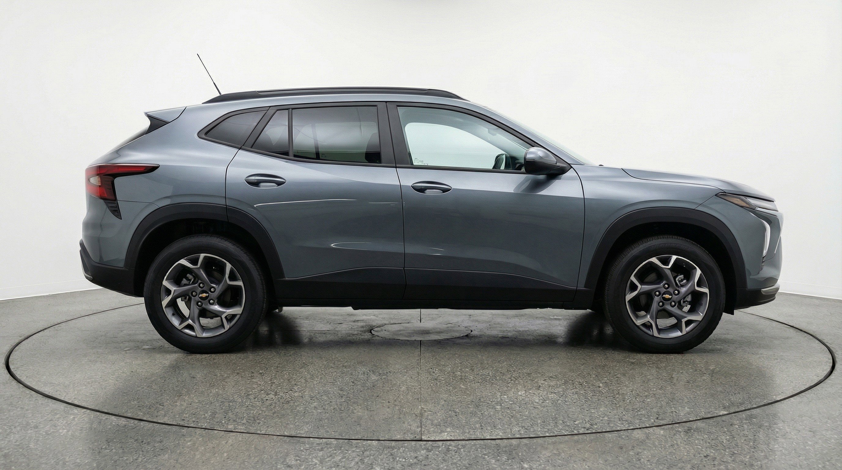 Used 2025 Chevrolet Trax LT w/ LT Convenience Package image 11