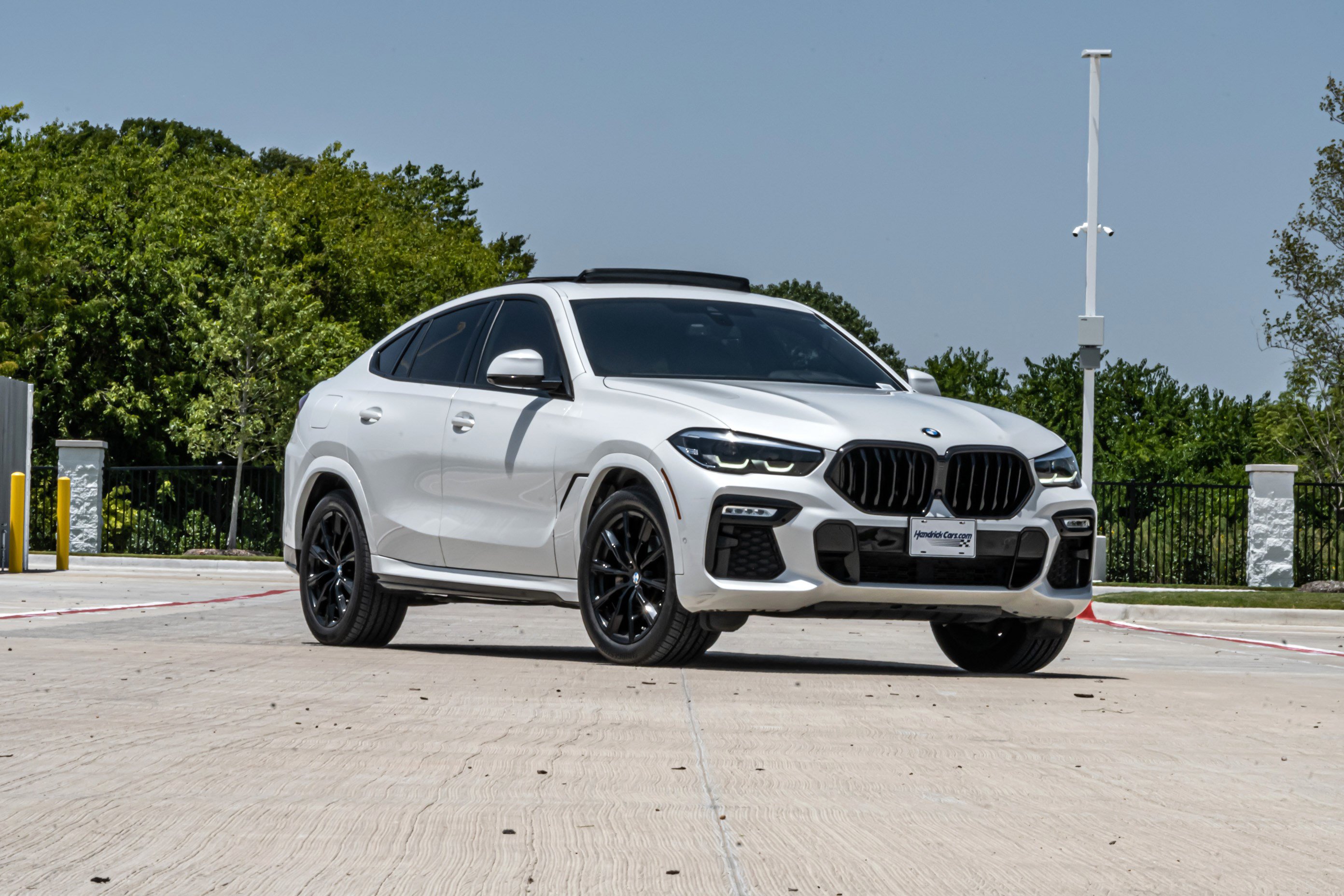Used 2021 BMW X6 xDrive40i w/ M Sport Package AWD/4WD image 2