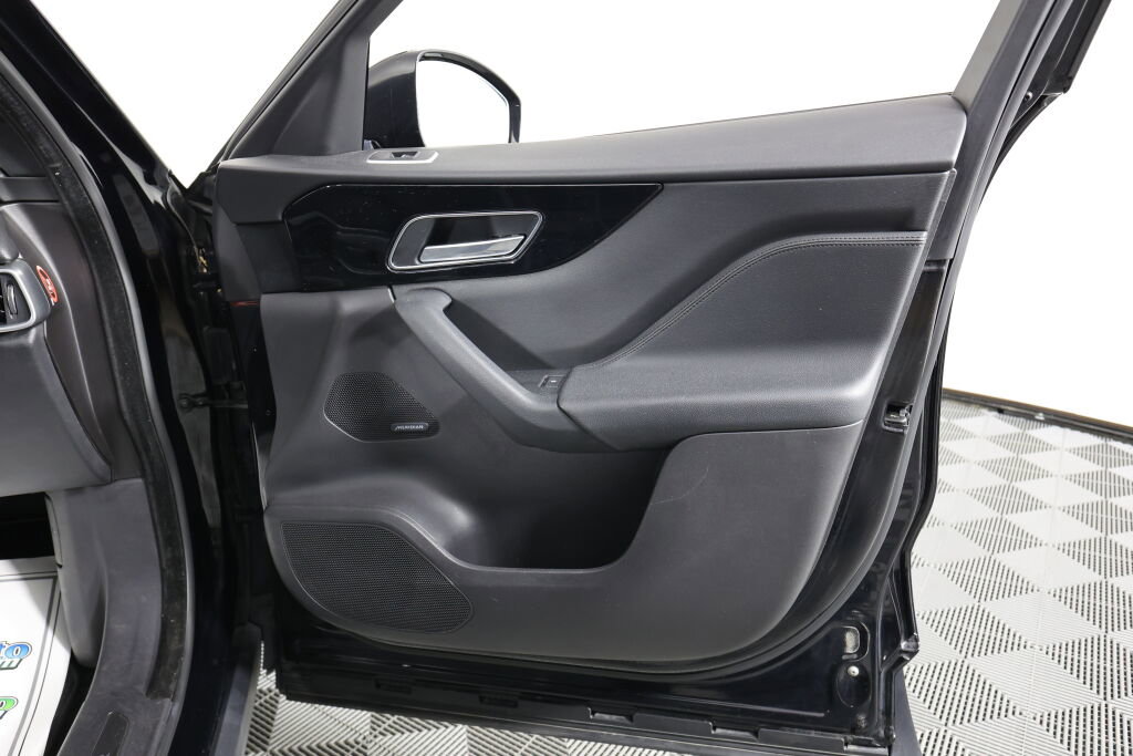 Used 2017 Jaguar F-PACE Premium image 27