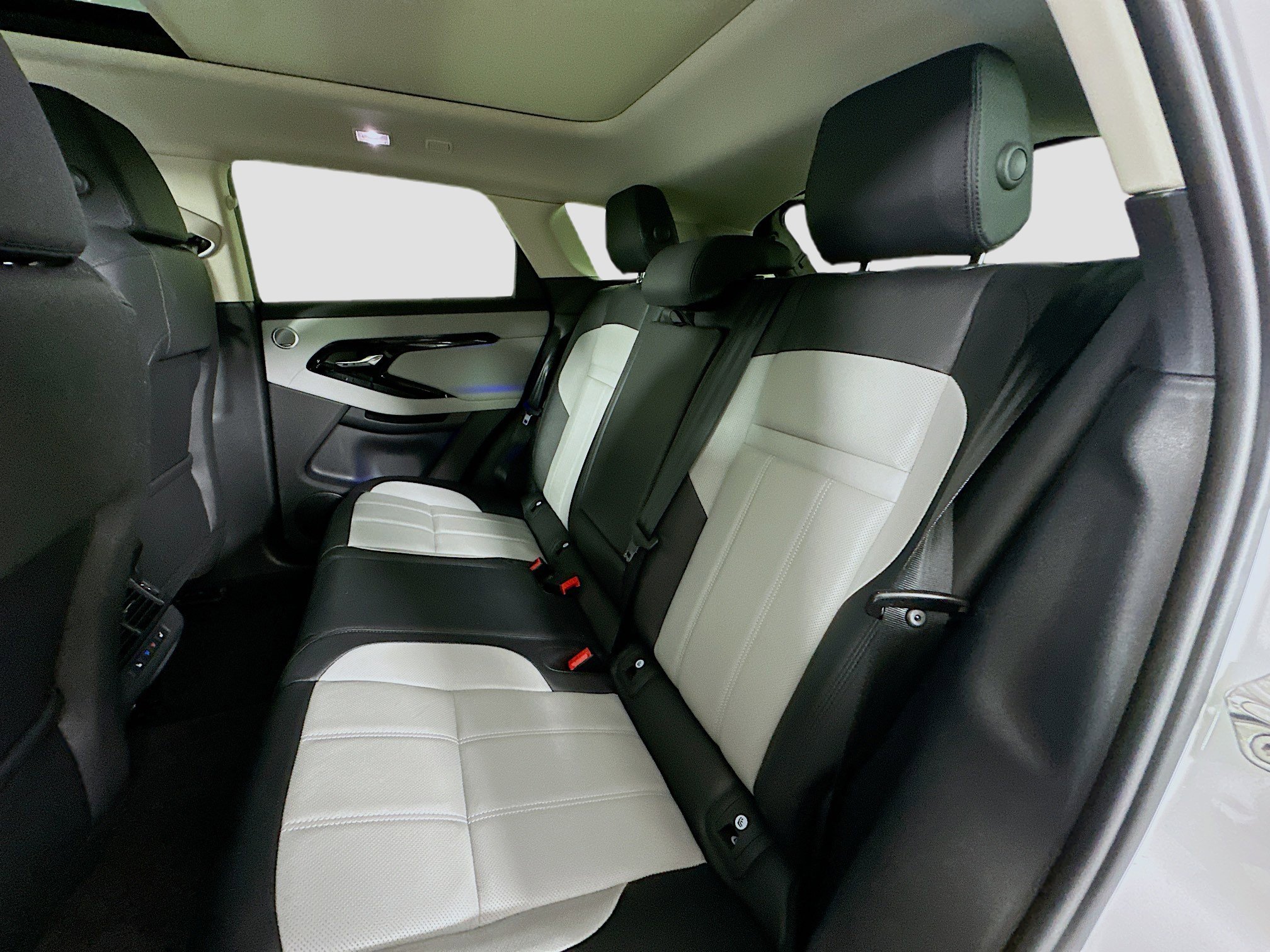 Used 2024 Land Rover Range Rover Evoque Dynamic SE image 33