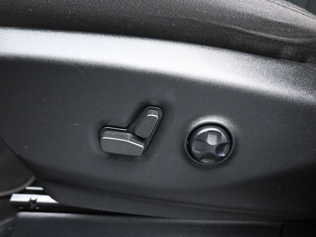 Used 2024 Chrysler Pacifica Touring image 12