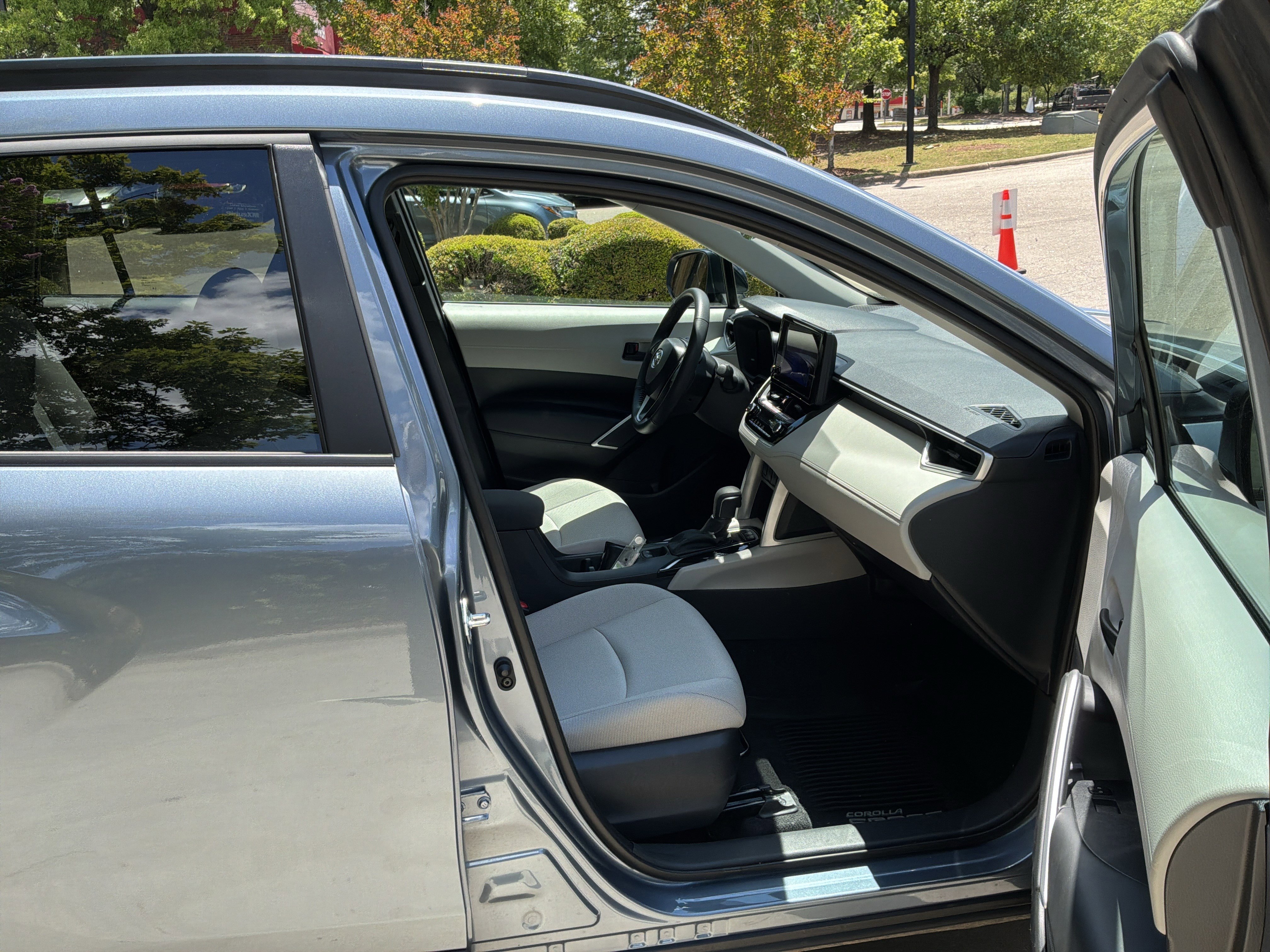 Used 2025 Toyota Corolla Cross LE FWD image 33