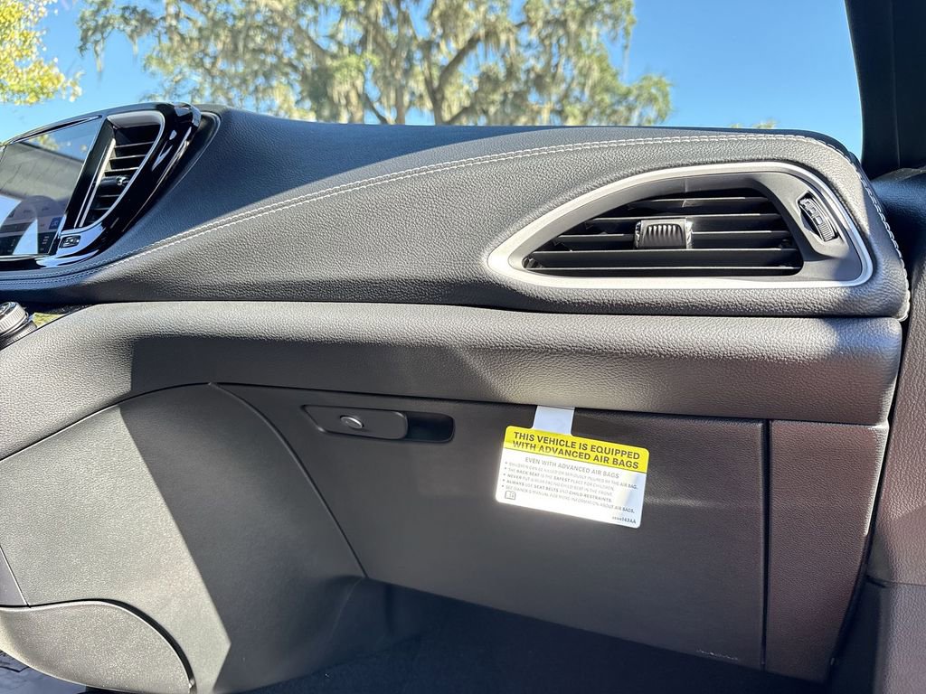 New 2026 Chrysler Pacifica Select image 30