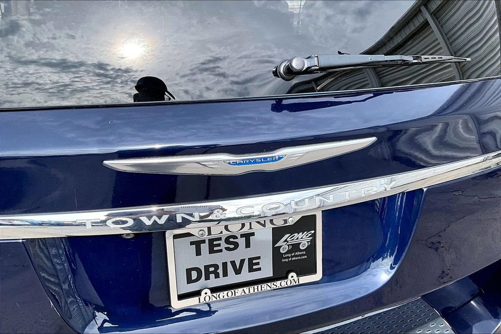 Used 2014 Chrysler Town & Country Touring FWD image 8