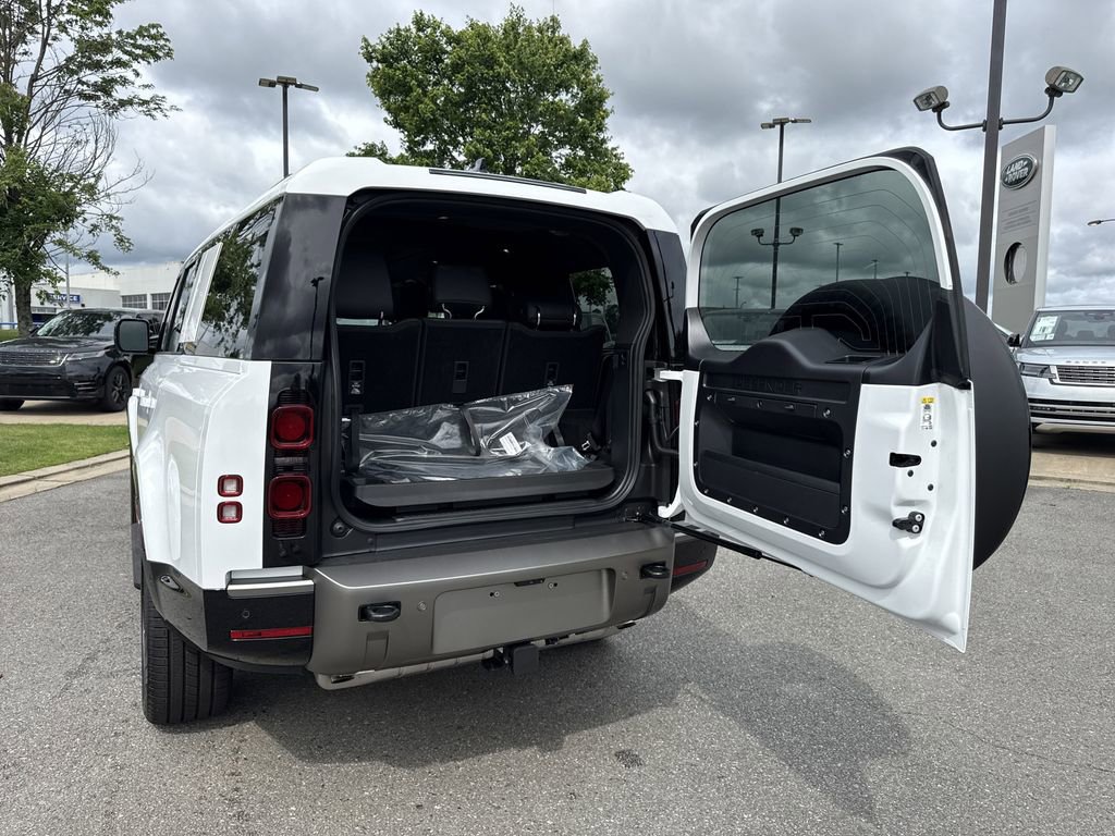 New 2025 Land Rover Defender 130 X-Dynamic SE image 14