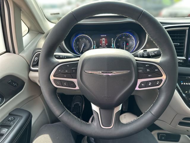 Used 2024 Chrysler Pacifica Touring-L image 15