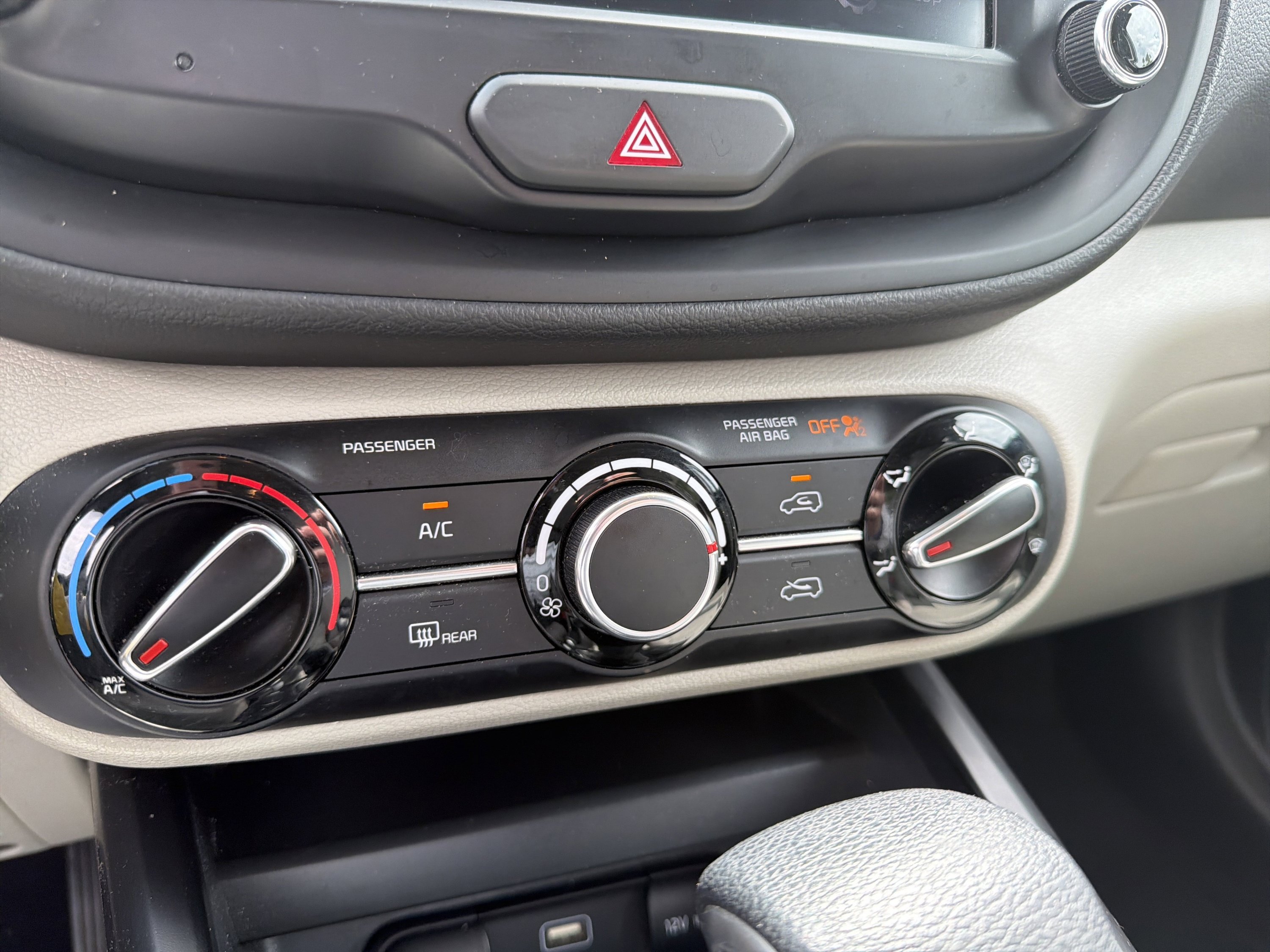 Used 2024 Kia Soul LX w/ Option Group 015 FWD image 17