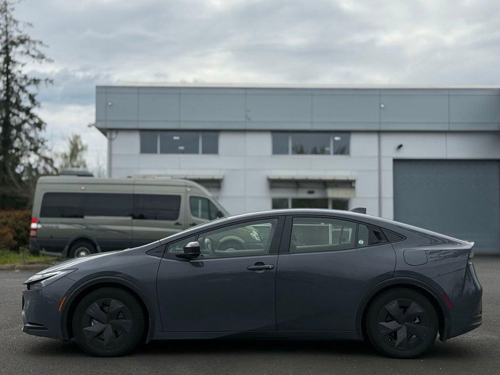 Used 2025 Toyota Prius Plug-In Hybrid image 2
