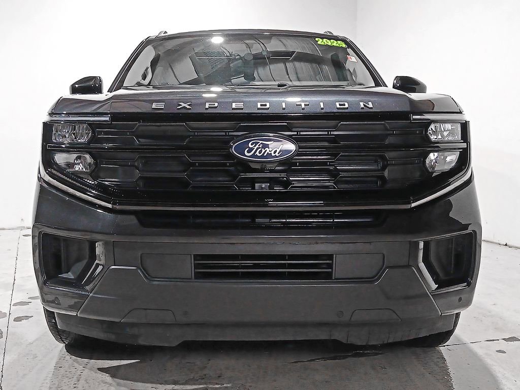 Used 2025 Ford Expedition Active AWD/4WD image 2