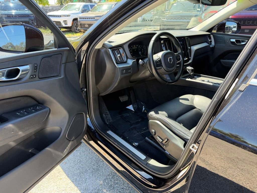 Used 2020 Volvo XC60 T5 Momentum image 15