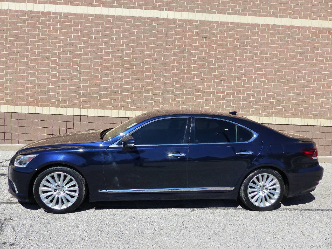 Used 2017 Lexus LS 460 AWD image 7