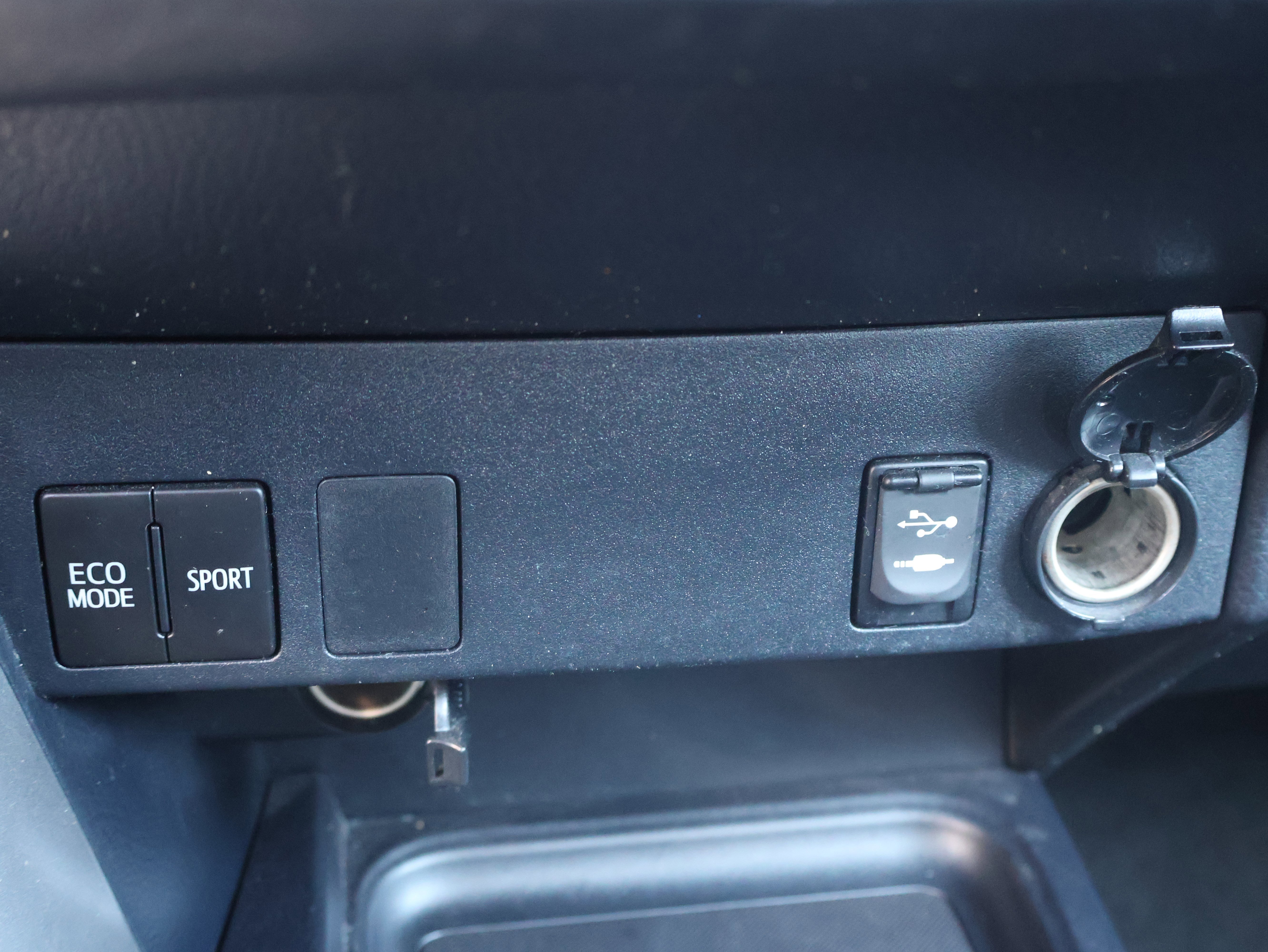 Used 2016 Toyota RAV4 LE AWD/4WD image 25